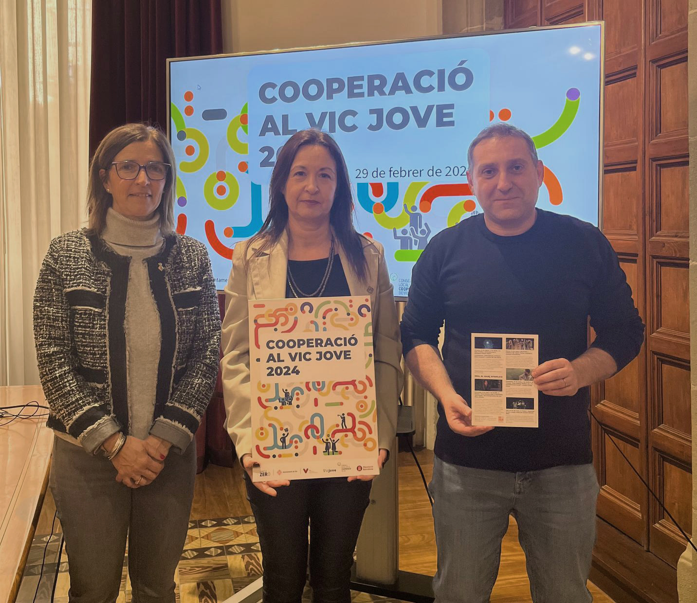 Presentació de la programació a càrrec d'Elisabet Franquesa, regidora d'Educació i Joves; Elisenda Carrera, regidora de Cooperació; i el tècnic Joan Casas, de l'àrea de Joventut.